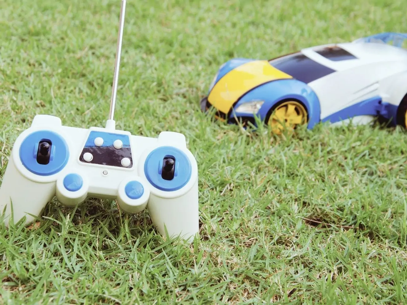 Autíčko na ovládání jako tréninková pomůcka